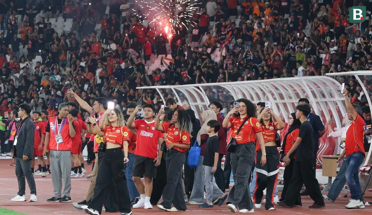 Para keluarga dari pemain Persija Jakarta masuk ke dalam lapangan Stadion Utama Gelora Bung Karno untuk ikut merayakan kemenangan sekaligus ulang tahun ke-97 Persija. (Bola.com/M Iqbal Ichsan)