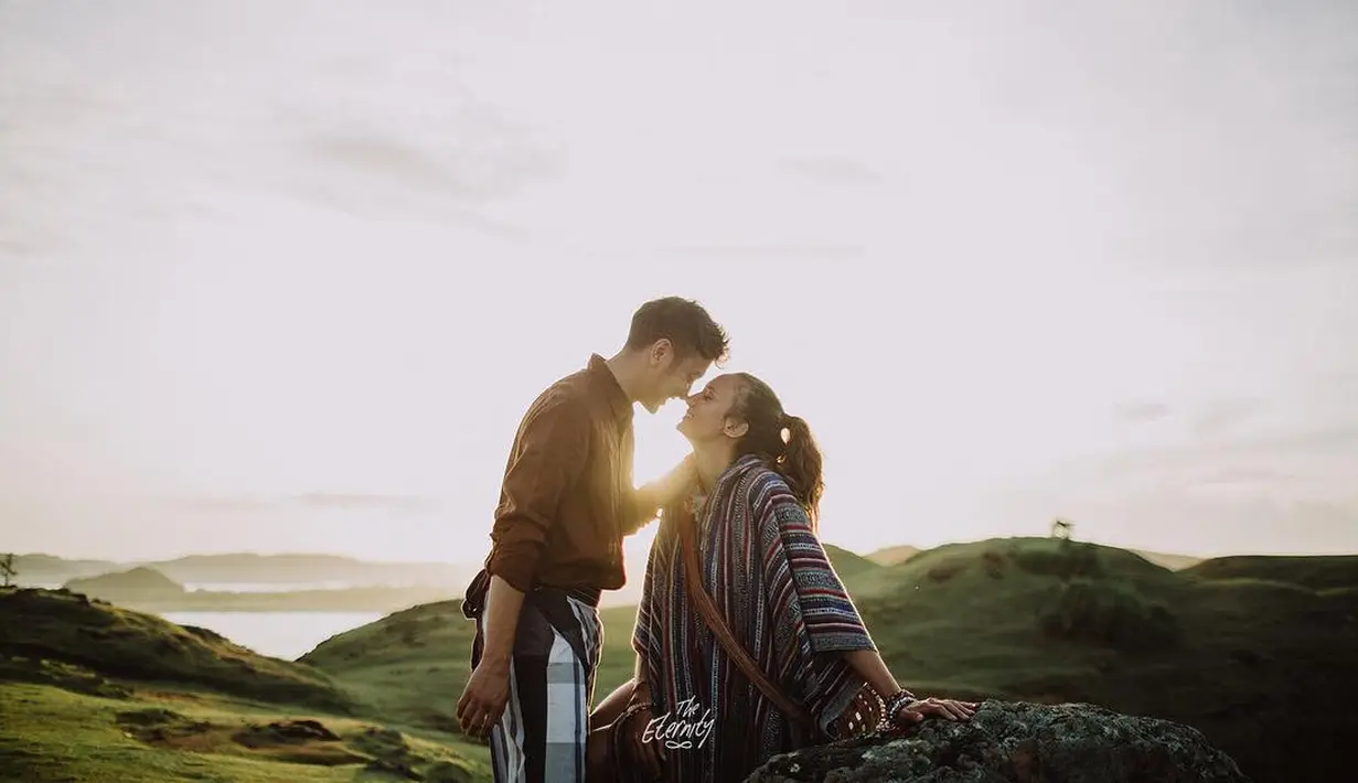 "Karena kebetulan yang menyediakan tempat terbuka, dan terus kita mau terbuka, kita pilih tempat terbuka, Karena dia terbuka aja sih," ucap Dimas Anggara. (Instagram/nadinelist)