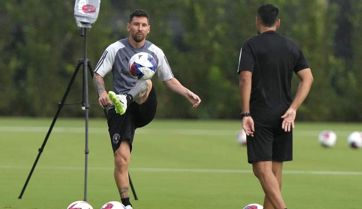 Penyerang Inter Miami, Lionel Messi menendang bola saat melakukan latihan di Florida Blue Training Center di Fort Lauderdale, Florida pada 20 Juli 2023. (AP Photo/Lynne Sladky)