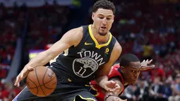 Pemain Warriors, Klay Thompson (11) menggiring bola melewati adangan pemain Pelicans, Rajon Rondo pada laga gim ketiga semifinal NBA basketball playoff di Smoothie King Center, New Orleans, (4/5/2018). Pelicans menang 119-100. (AP/Gerald Herbert)