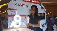 Model memamerkan smartphone kamera ganda Advan A8 yang dibekali fitur keamanan mutakhir. Advan A8 diluncurkan di Jakarta, Kamis (12/10/2017)