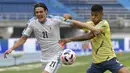 Penyerang Uruguay, Edinson Cavani, berebut bola dengan gelandang Kolombia, Wilmar Barrios, pada laga kualifikasi Piala Dunia 2022 zona CONMEBOL di Estadio Metropolitano Roberto Melendez, Sabut (14/11/2020) dini hari WIB. Uruguay menang 3-0 atas Kolombia. (AFP/Raul Arboleda)