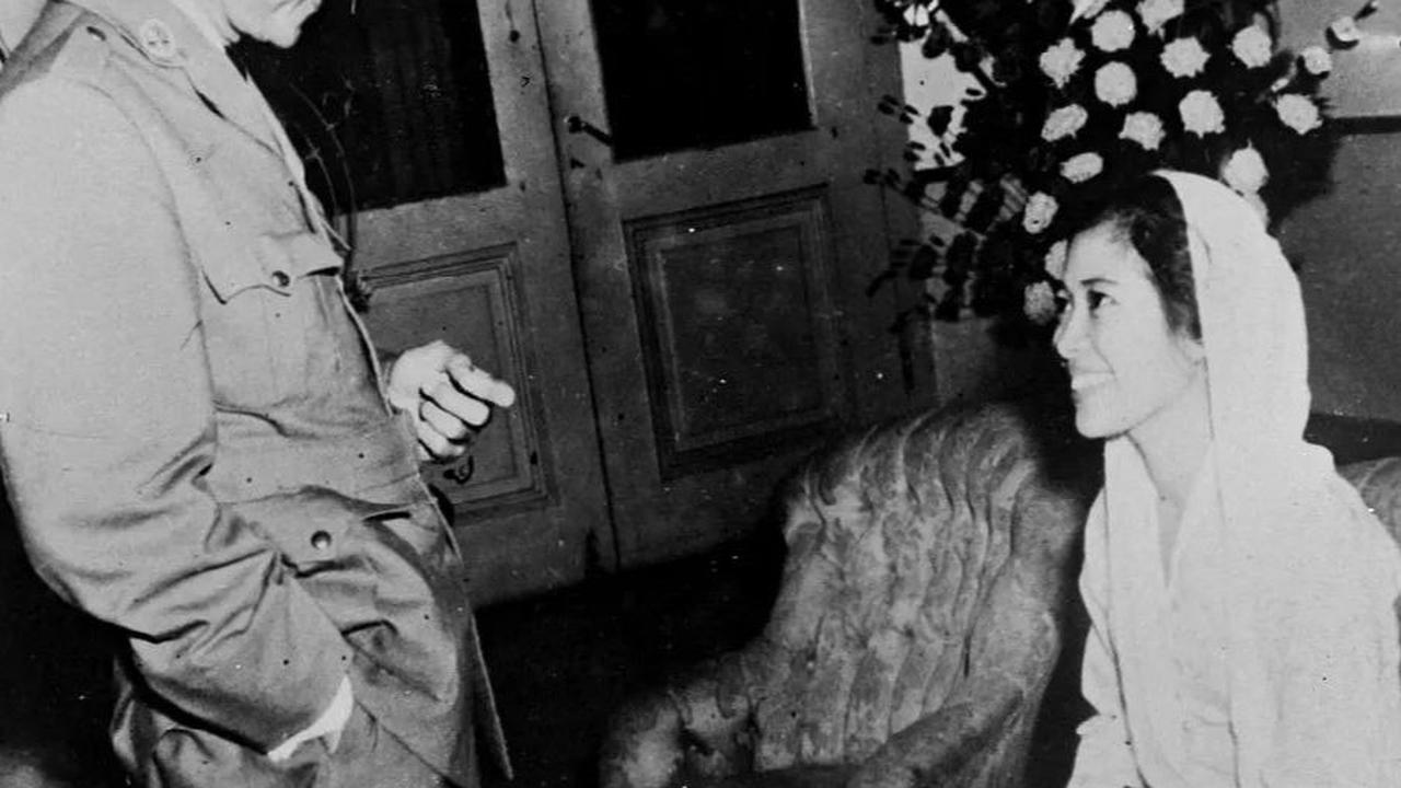 Foto lawas pertama tampak Ir. Soekarno tengah berbicara santai dengan sang istri, Fatmawati. Terlihat keduanya saling melempar senyuman manis satu sama lain.<br>