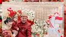 Berikut beberapa potret kemeriaan acara syukurannya. Gilang, Adiezty Fersa istrinya dan baby Gin tampak kompak mengenakan pakaian merah. [Instagram/gilangdirga]