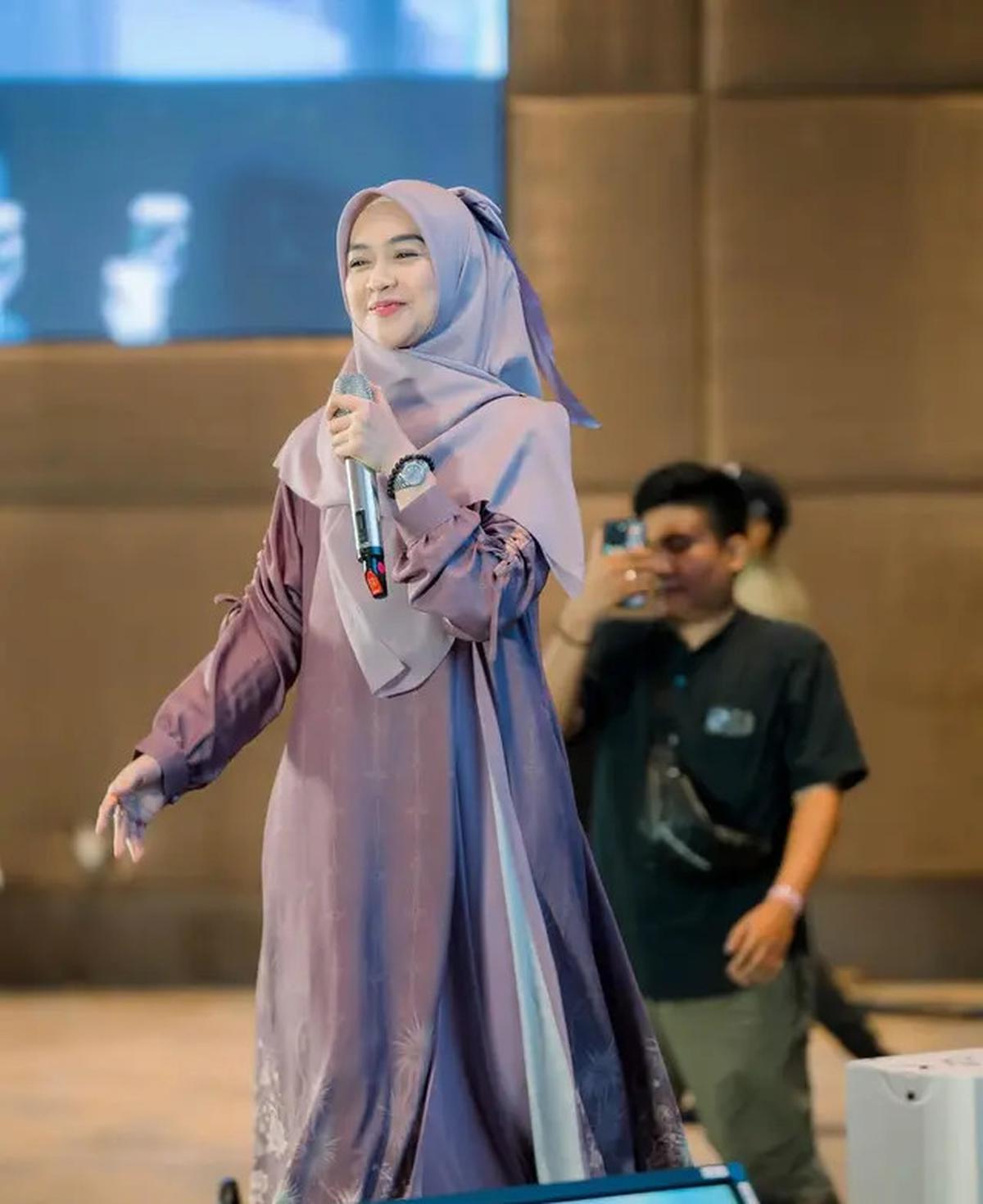 7 Inspirasi Gamis Kekinian ala Ria Ricis, Elegan untuk Tubuh Ramping