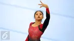 Pesenam putri DKI Jakarta, Rifda Irfanaluthfi saat berlaga di final senam lantai artistik PON XIX Jabar di GOR Arcamanik, Bandung, Kamis (22/9). Rifda Irfanaluthfi meraih emas dengan total nilai13.866. (Liputan6.com/Helmi Fithriansyah)