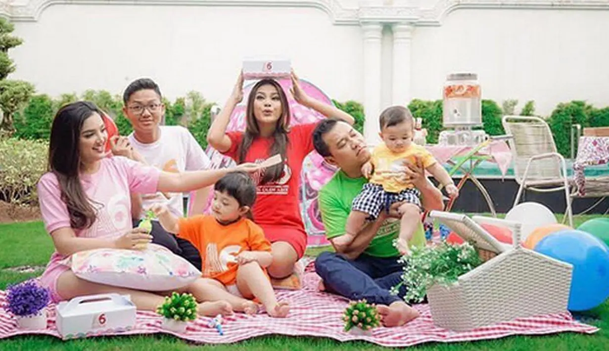 "Dia (Arsy) tuh fans banget ama yang kakaknya lakuin, dia lakuin. Asal jangan yang aneh-anehnya yang diikutin. Kayak dia (Aurel) kalau berantem di depan adiknya (Arsy), aduh," kata Ashanty. (Instagram/ashanty_ash)