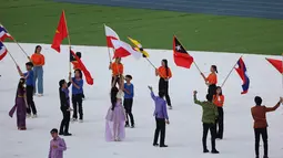 Bendera kontingen Indonesia, Merah Putih dipasang terbalik saat acara gladi resik pembukaan SEA Games 2023 di Morodok Techo Stadium, Phnom Penh, Kamboja, Jumat (5/5/2023). (Bola.com/Abdul Aziz)