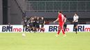 Para pemain Dewa United merayakan gol dari Alexis Messidoro dalam pertandingan Dewa United melawan Persebaya Surabaya pada pekan ke-24 BRI Liga 1 di Stadion Pakansari, Kabupaten Bogor, Jumat (21/2/2025) malam WIB. (Bola.com/Abdul Aziz)