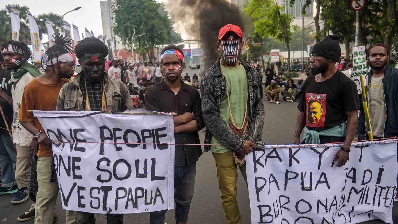 FOTO: Ratusan Mahasiswa Papua Gelar Aksi 1 Desember di Surabaya