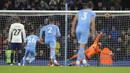 Saat laga memasuki menit kedua injury time, Man City mendapat hadiah penalti usai bek Tottenham Hotspur, Cristian Romero dianggap handball di dalam kotak penalti. Eksekusi yang diambil Riyad Mahrez berjalan mulus dan mengubah skor menjadi 2-2. (AP/Jon Super)