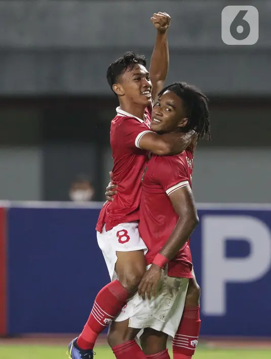 Gelandang Timnas Indonesia U-19, Arkhan Fikri merayakan gol yang dicetak Ronaldo Kwateh ke gawang Brunei Darussalam U-19 pada laga grup A Piala AFF U-19 2022 di Stadion Patriot Candrabhaga, Bekasi, Jawa Barat, Senin (4/7/2022). Timnas Indonesia U-19 menguasai jalannya pertandingan dan mencetak 7 gol ke gawang Brunei. (Liputan6.com/Helmi Fithriansyah)