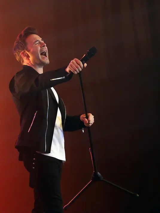 Suara indah Shane tak hanya melantuntan lagunya sendiri. Ia mengajak para penonton untuk bernyanyi lagu-lagu boyband yang kini sudah jarang terdengar. Di antaranya adalah Uptown Girl, My Love, Home, dan lainnya. (Bambang E. Ros/Bintang.com)