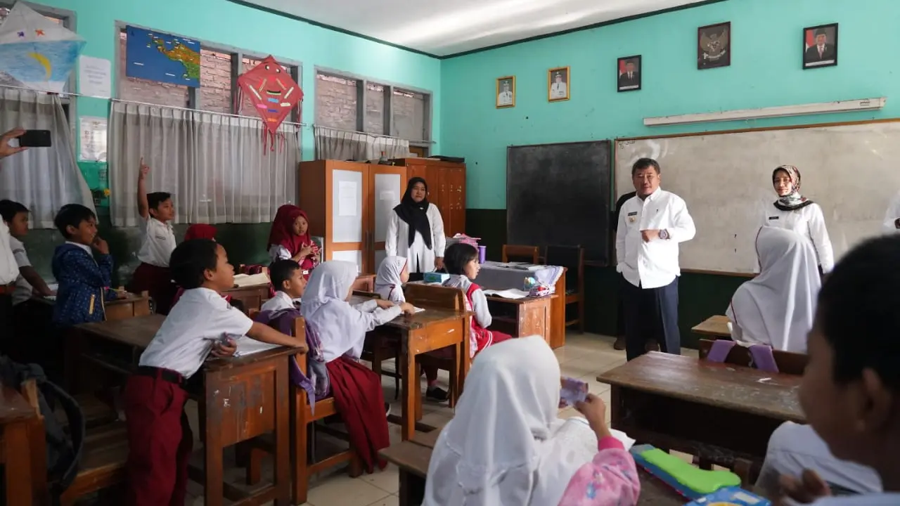 Bupati Garut Rudy Gunawan memberikan sosialisasi bahaya virus Corona di SD Gentra Masekdas, Garut, Jawa Barat