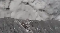 Tangkapan layar video pendaki Gunung Dukono berlarian saat gunung di Halmahera, Maluku, itu meletus tiba-tiba meletus menjadi viral di media sosial. (Liputan6.com/ Dok Ist @anak_esa)