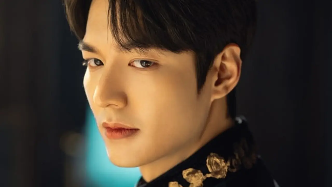Lee Min Ho dalam The King: Eternal Monarch (SBS via Soompi)