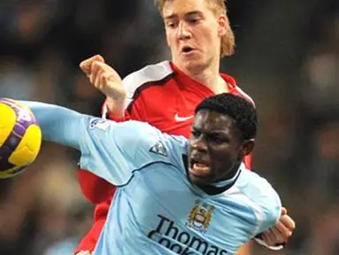 Bek Manchester City, Micah Richards (depan) berebut bola dengan striker Arsenal, Nicklas Bendtner dalam partai Liga Premier di The City of Manchester Stadium pada 22 November 2008. AFP PHOTO/ANDREW YATES