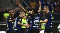 Para pemain Inter Milan merayakan gol yang dicetak Radja Nainggolan ke gawang Genoa pada laga Serie A Italia di Stadion San Siro, Milan, Sabtu (3/11). Inter menang 5-0 atas Cagliari. (AFP/Miguel Medina)
