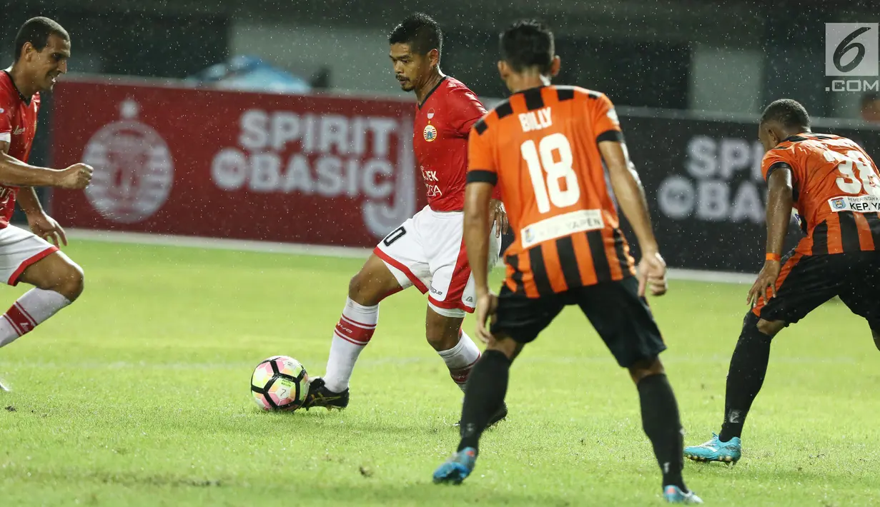 Pemain Persija, Bambang Pamungkas mencoba menembus pertahanan Perserui pada lanjutan Liga 1 Indonesia di Stadion Patriot Candrabhaga, Bekasi, Selasa (13/6). Persija menang telak 3-0 atas perserui. (Liputan6.com/Helmi Fithriansyah)