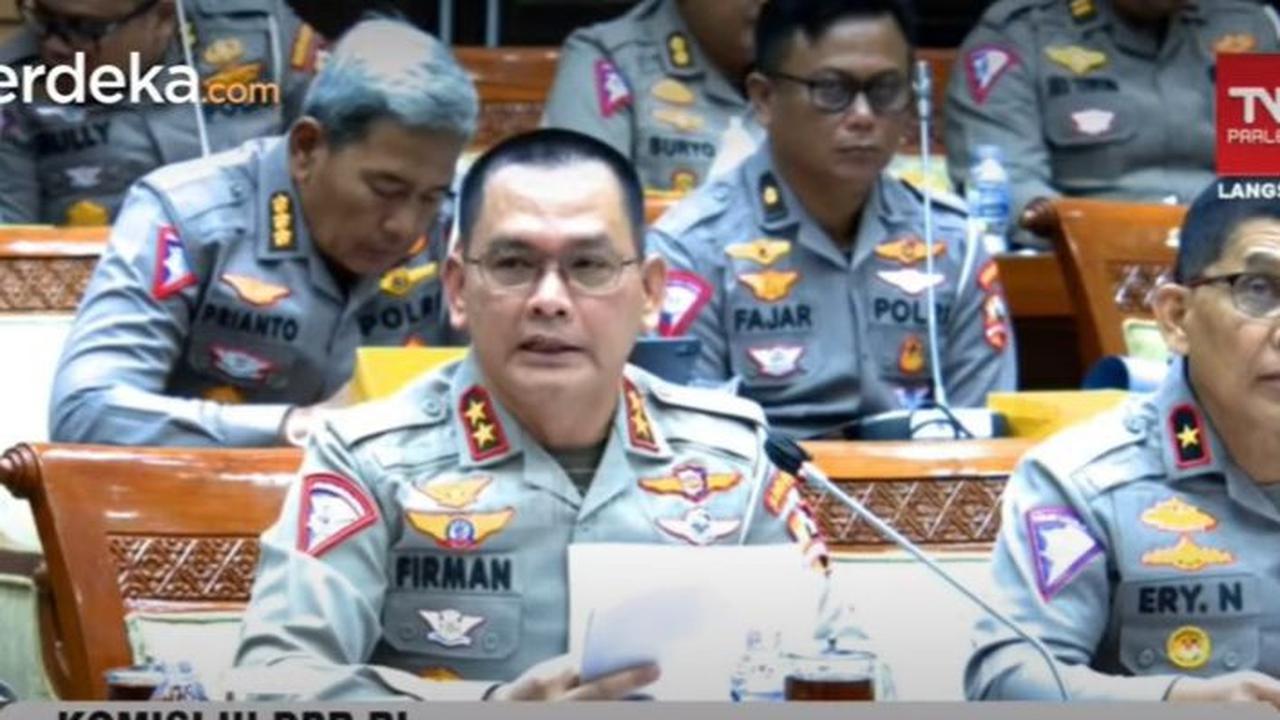 Sebelumnya, Kakorlantas Polri Irjen Firman Shantyabudi mengungkap praktik pada Kasat Lantas yang 'jualan' surat izin mengemudi (SIM).