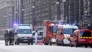 Sejumlah mobil ambulan tampak bersiaga di sekitar Museum Louvre, Perancis, Jumat (3/2). Tersangka dan petugas dikabarkan mengalami luka serius usai peristiwa penyerangan di Museum Louvre. (AP Photo/Thibault Camus)