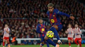 Lamine Yamal berjuang mengontrol bola dalam laga Liga Spanyol antara Barcelona vs Atletico Madrid di Camp Nou, 3 Desember 2025. (AP Photo/Joan Monfort)