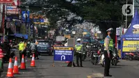 Petugas gabungan melakukan penyekatan di check point penyekatan arus mudik di kawasan Pasar Mudik, Bogor, (7/5/2021). Penyekatan pemudik pada jalur alternatif Parung diberlakukan jelang Lebaran guna mengantisipasi risiko peningkatan kasus COVID-19. (merdeka.com/Arie Basuki)