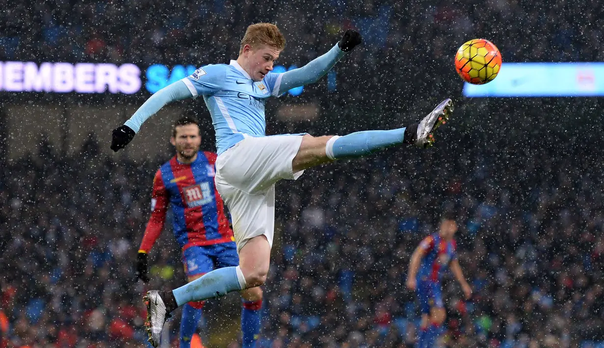 Pemain Manchester City, Kevin De Bruyne melakukan kontrol bola saat melawan Crystal Palace di Stadion Etihad,  Manchester, Sabtu(16/1/2016). Manchester City menang  4-0.  (AFP Photo/Oli Scarff)