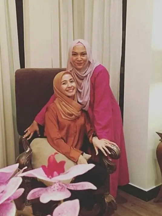 Laudya Cynthia Bella berfoto bersama istri Amy Search. Kedatangan Laudya tersebut dikabarkan untuk meminta kesediaan Amy Search menyanyi dalam acara pernikahan mereka nanti. (instagram.com/ristiantibellaers)