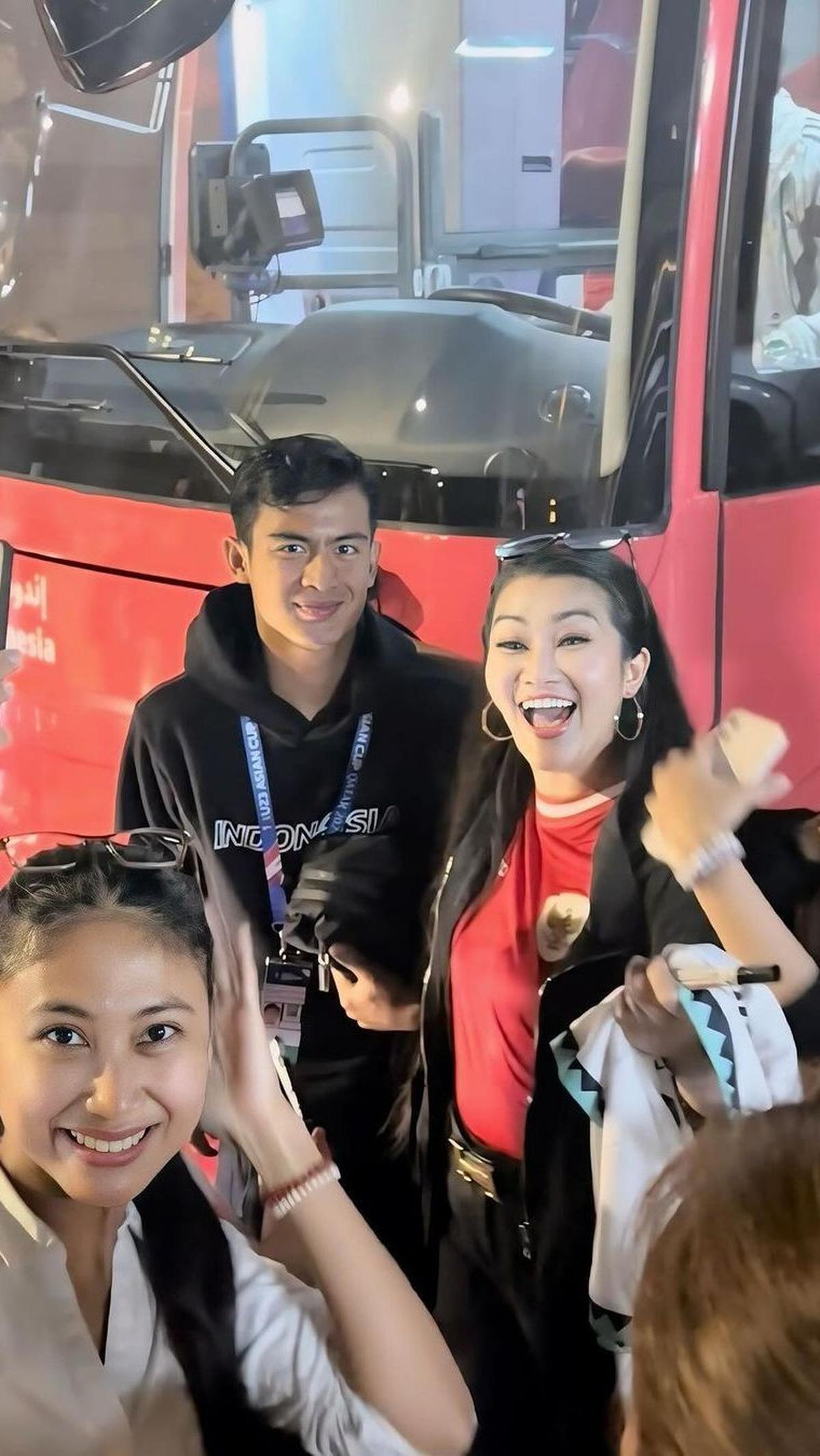 Selain bersama para pemain naturalisasi, tak ketinggalan Fitri Carlina menyempatkan foto dengan pemain lokal. Pratama Arhan salah satunya.