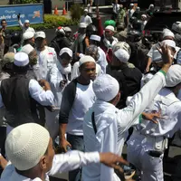 Sejumlah Massa FPI memblokir jalan ke arah menteng dari kuningan saat mengelar aksi , Jakarta, Senin (4/4). Massa tersebut marah akibat lamanya utusan dari mereka untuk bertemu dengan pihak KPK. (Liputan6.com/Helmi Afandi)