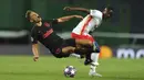 Pemain Atletico Madrid, Marcos Llorente saat dilanggar pemain RB Leipzig, Amadou Haidara pada perempat final Liga Champions di stadion Jose Alvalade di Lisbon, Portugal, Kamis, (13/8/2020). RB Leipzig menang tipis 2-1 dan melaju ke semifinal. (Miguel A. Lopes/Pool Photo via AP)