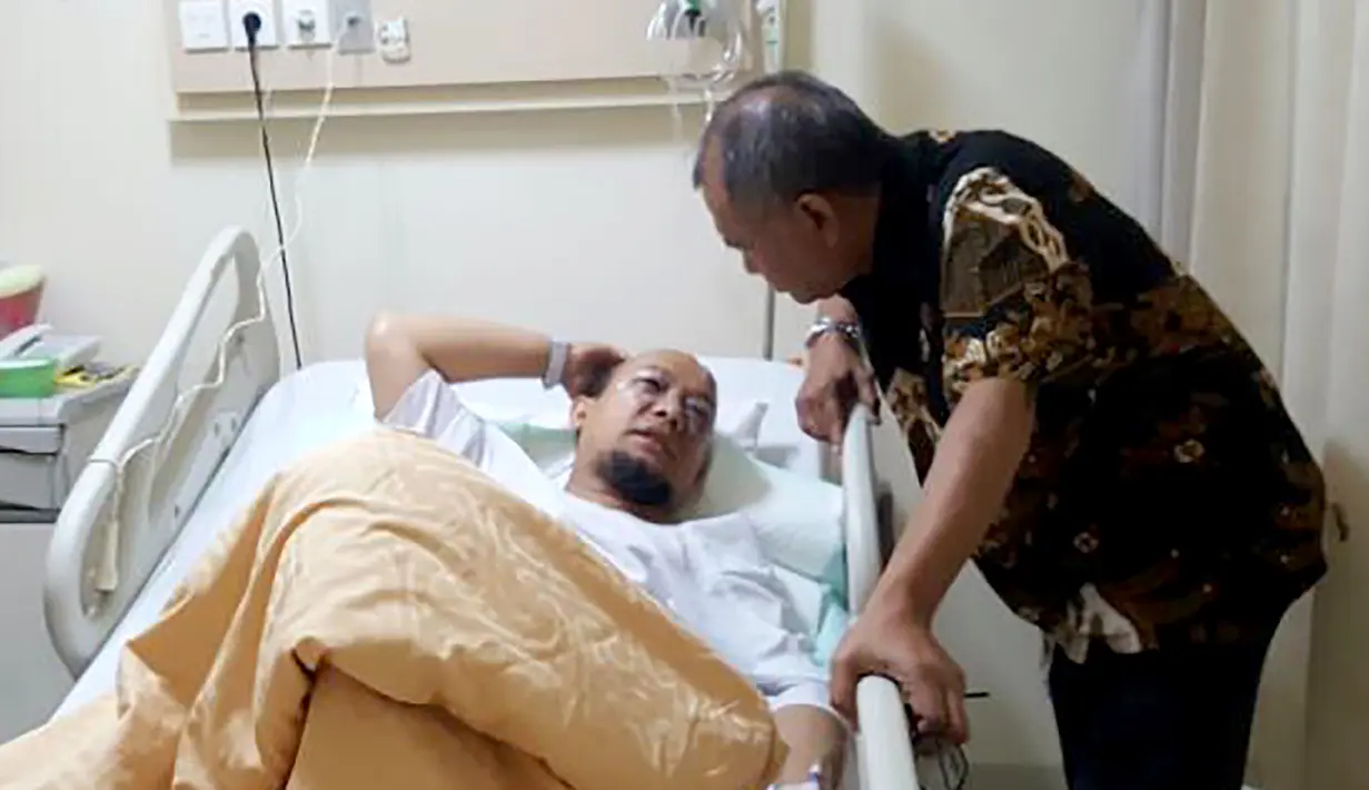 Ketua KPK, Agus Rahardjo menjenguk penyidik senior Novel Baswedan yang tengah mendapatkan perawatan intensif usai disiram air keras ketika melaksanakan Salat Subuh pagi tadi, Selasa (11/4). (AFP Photo/Polri)