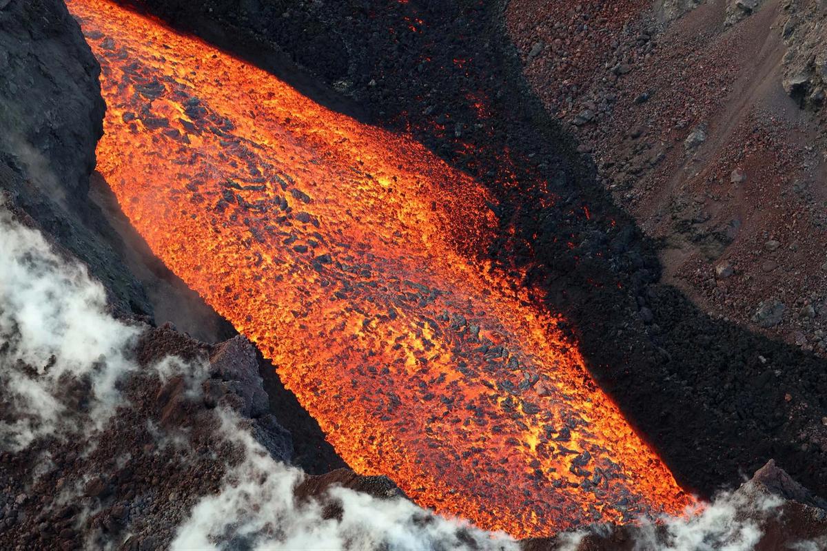 FOTO: Semburan Lava Pijar Warnai Erupsi Piton de la Fournais