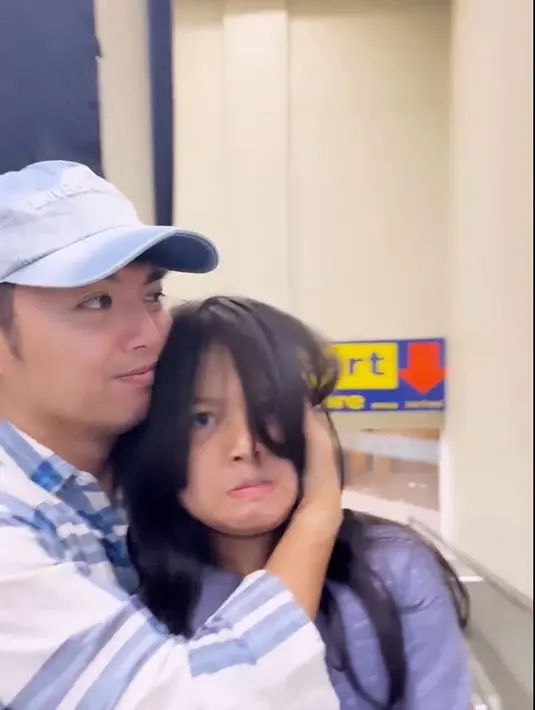 Selain membagikan kegiatannya menjadi chef, bintang sinetron itu juga kerap membagikan momen bersama sang buah hati. Nicky bahkan sangat dekat dengan sang buah hati, Ellyana. [Instagram/nickytirta]