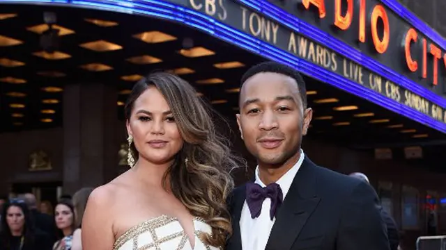 [Bintang] Chrissy Teigen dan John Legend