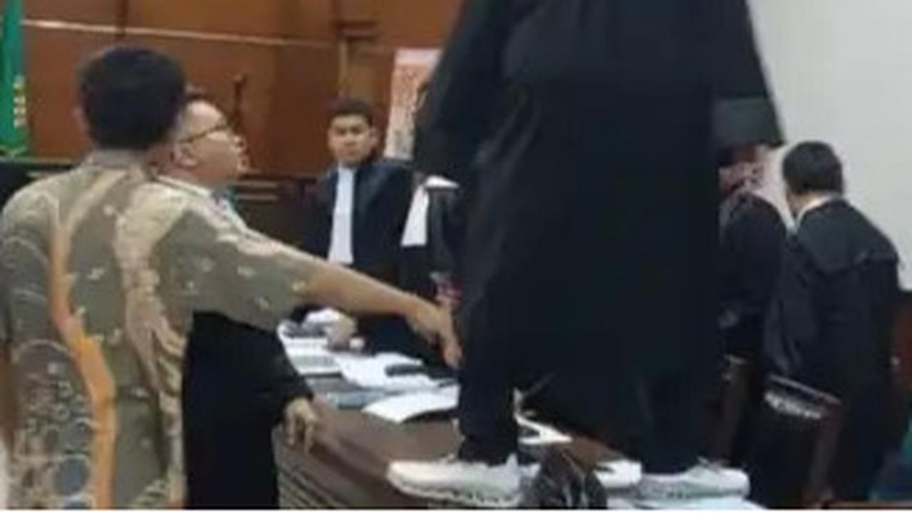 Firdaus Oibowo Naik Meja