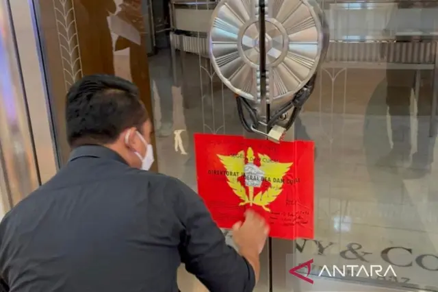 Purbaya Buka Segel Tiga Gerai Tiffany & Co