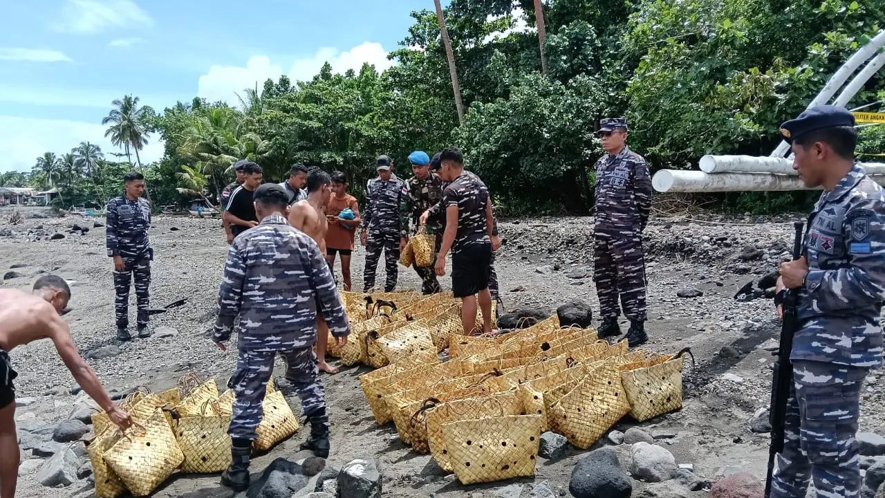 Prajurit TNI AL menangkap kapal yang mengangkut ayam ras Filipina dan barang campuran minuman keras tanpa cukai (Istimewa)