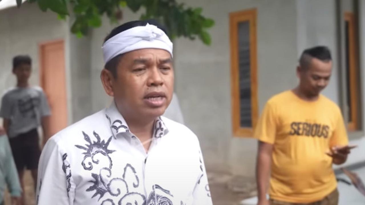 Sambangi Anak Angkat, Cagub Dedi Mulyadi Traktir Emak-emak Celana Dalam