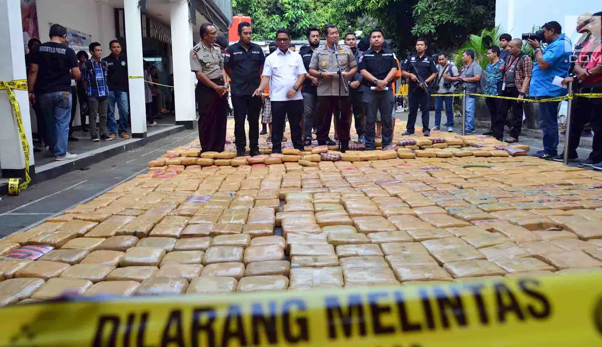 Wakapolda Metro Jaya, Brigjen Purwadi didampingi Dir narkoba Kombes Suwondo Nainggolan menunjukkan barang bukti narkoba jenis ganja jaringan Aceh-Jakarta-Bogor saat rilis di Polda Metro, Jakarta, Senin (30/7). (Merdeka.com/Arie Basuki)