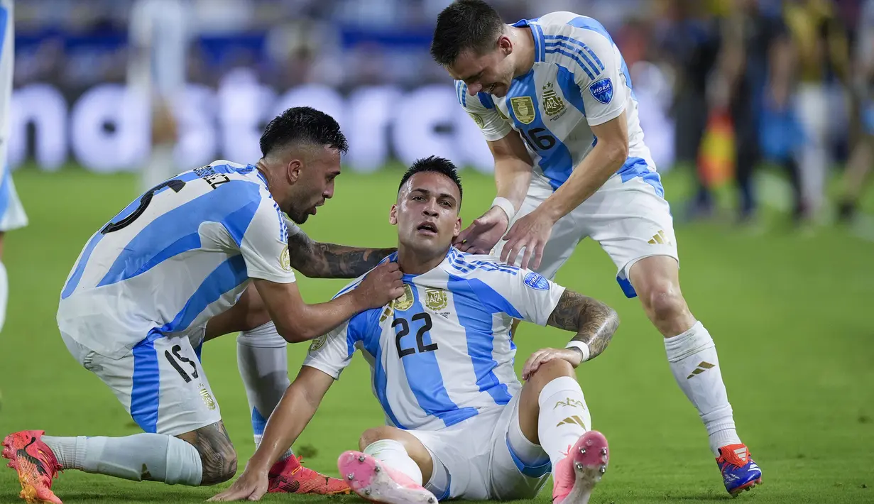 Selebrasi striker Timnas Argentina, Lautaro Martinez (tengah) setelah mencetak gol ke gawang Timnas Kolombia pada laga final Copa America 2024 di Hard Rock Stadium, Florida, Amerika Serikat, Minggu (14/7/2024). (AP Photo/Rebecca Blackwell)