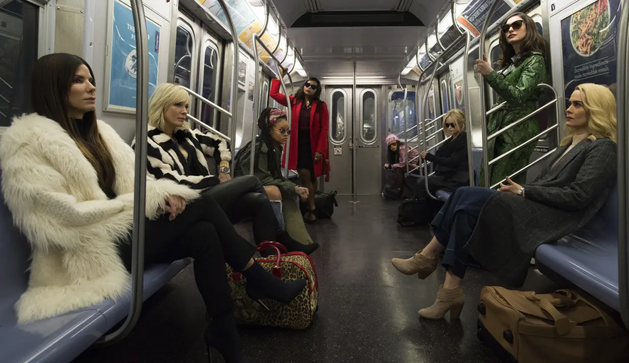 Ocean's 8 sendiri akan menghadirkan Sandra Bullock, Cate Blanchett, Mindy Kaling, Helena Bonham Carter, Anne Hathaway, Awkwafina, Sarah Paulson dan Rihanna. (Variety)