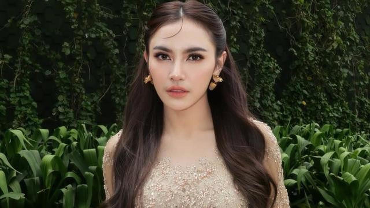 5 Model Kebaya Mahalini di Pernikahan Ranggaz Laksmana, Warna Champagne yang Elegan