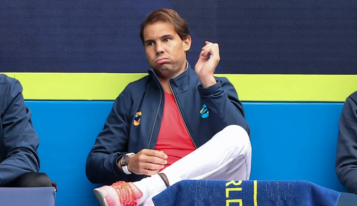 Petenis Spanyol, Rafael Nadal menyaksikan timnya bertanding melawan Australia dalam Turnamen Tenis ATP Cup di Melbourne, Selasa (2/2/2021). Spanyol menang 3-0 atas Australia. (AFP/David Gray)