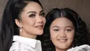 <p>Sama-sama tampil cantik, Krisdayanti dan Amora pun kompak mengenakan kemeja warna putih untuk pemotretan mereka. @dhirmanputra</p>