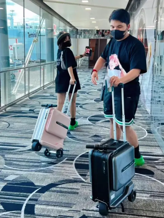 Saat melakukan perjalanan bersama, Fuji dan Thariq Halilintar kembali kompak dengan koper berbentuk sama, dan mereka juga memakai baju warna senada. (Foto: Instagram/@fuji_an)