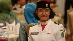 Anggota Paskibraka 2016, Gloria Natapradja saat menghadiri acara silaturahmi Presiden dengan Teladan Nasional di Istana Negara, Jakarta, Kamis (18/8).(Liputan6.com/Faizal Fanani)