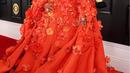 Lizzo tampil nyentrik dengan korset dress besar berhiaskan bunga rancangan Dolce & Gabbana.  [@stealthelook].