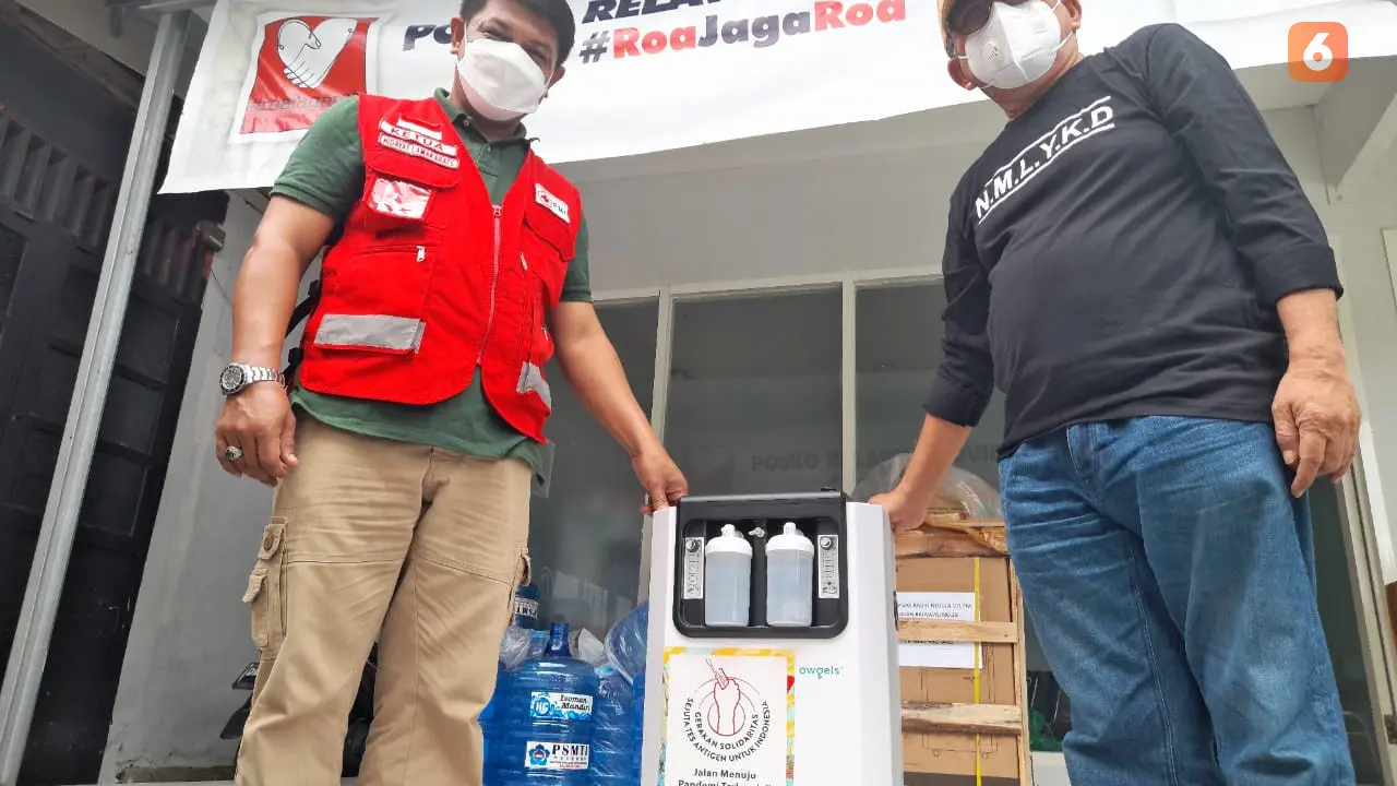 penyerahan donasi oksigen konsentrat dari sukarelawan Roa Jaga Roa untuk PMI Sulteng
